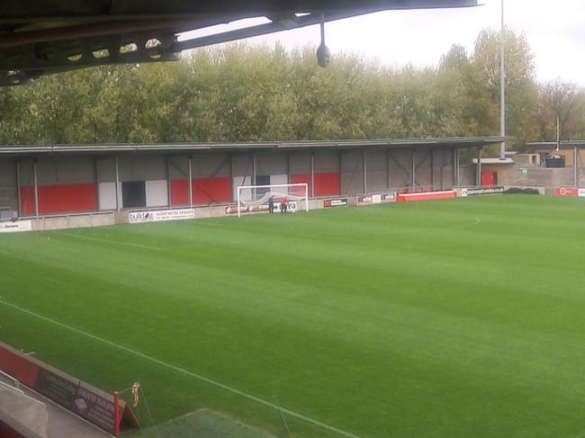 工作人员在整理草皮