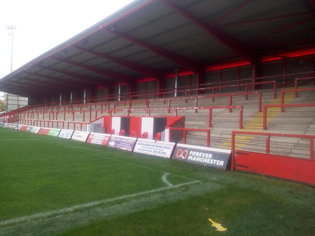 看台还有许多站席