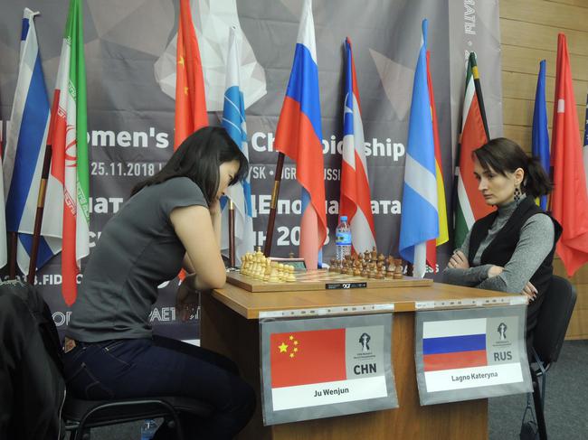 居文君与俄罗斯棋手拉戈诺进行决赛加赛