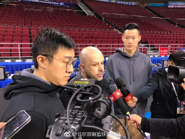 雅尼斯接受采访
