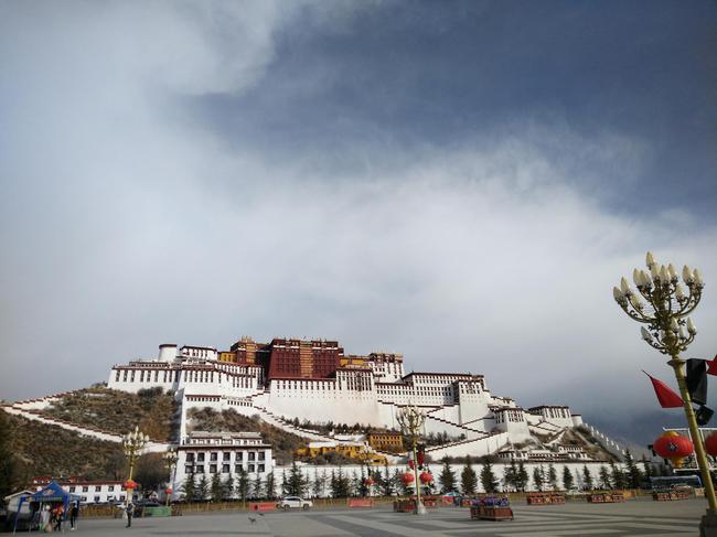 拉萨风景:蓝天白云下的布达拉宫是美丽拉萨的象征。