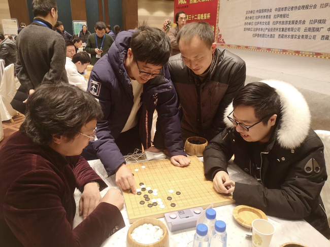 (白宝祥、胡煜清、唐崇哲、于清泉一起研讨棋局)