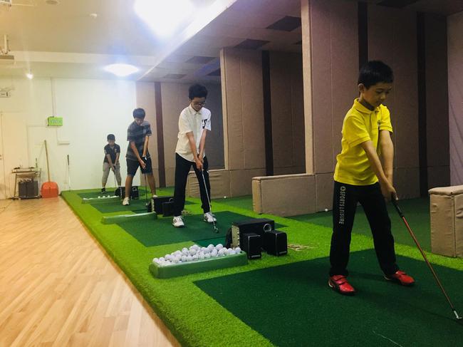 青少年球员在起点高球馆练球