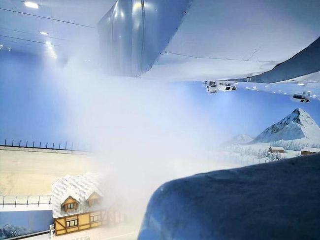 ▲铭星室内造雪设备暴雪ESB-A8在广州融创雪乐园成功造雪