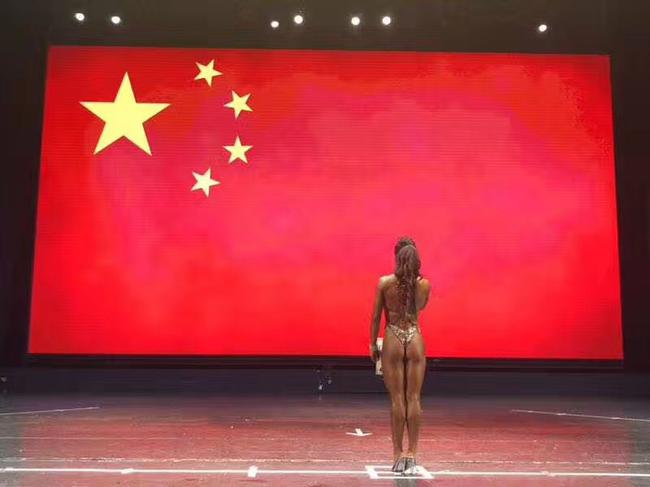 获得第52届亚洲健身健美锦标赛女子形体冠军 升国旗的一刻