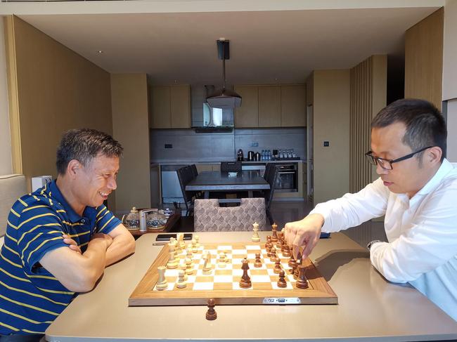 海南省国际象棋协会常务副会长兼秘书长刘月清请示酒店业主代外兼副总经理闫金烽研学国际象棋