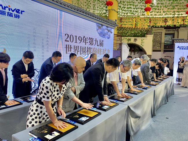 嘉宾棋手上台共印手模