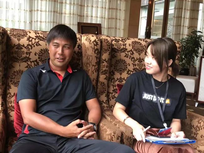 主教练广濑太郎和本田圭佑足校本届赛事领队