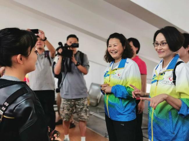 射击奥运冠军张山在与射击运动员交流