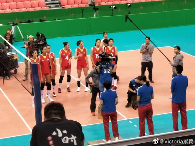 巩俐站凳子表演