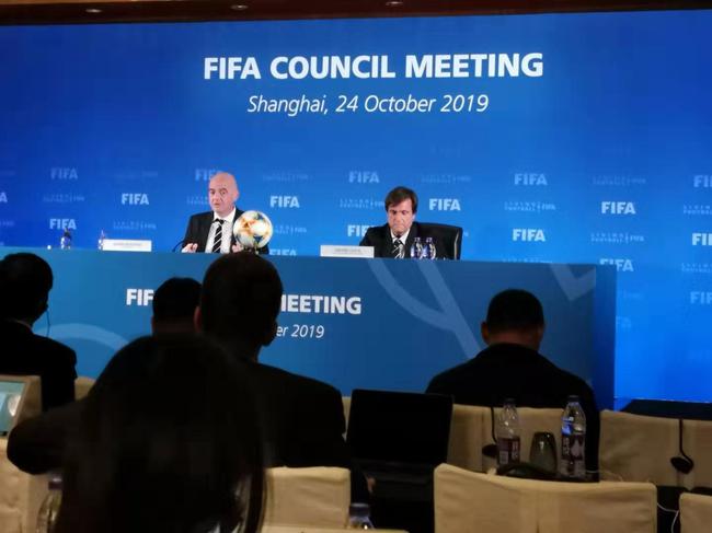 上海发布会现场，FIFA主席回怼境外记者