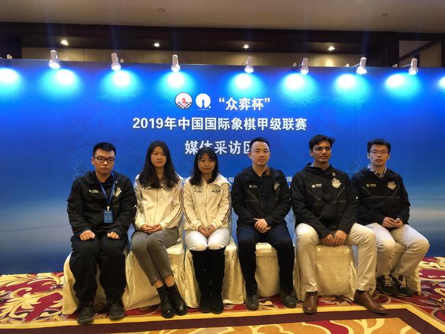 中国移动上海队全家福(从左至右:徐译、倪诗群、居文君、倪华、哈里克里什南、楼一平)