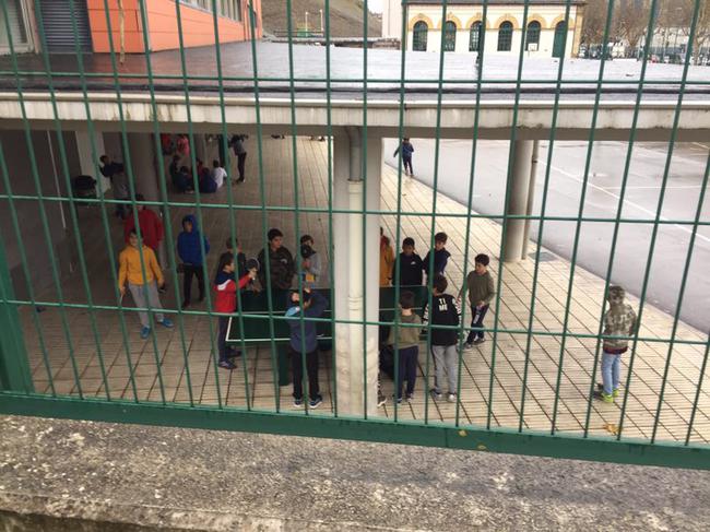 打乒乓的西班牙孩子,想起了小时候……