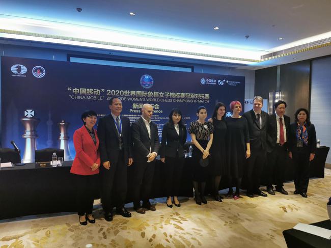发布会嘉宾合影