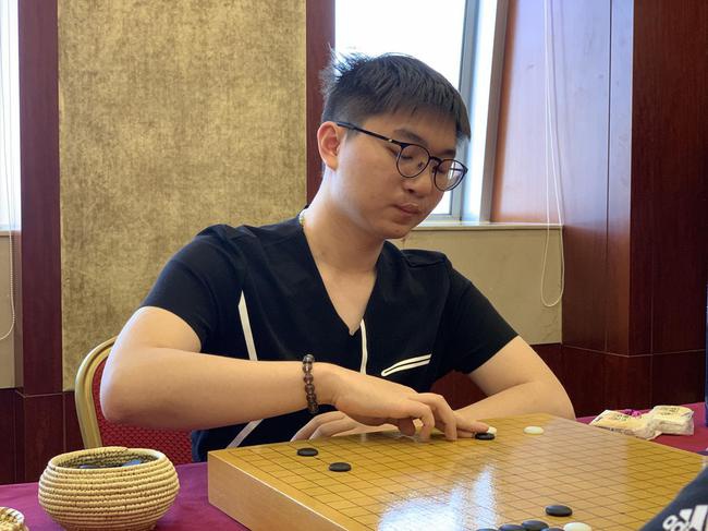 杨鼎新孤掌难鸣