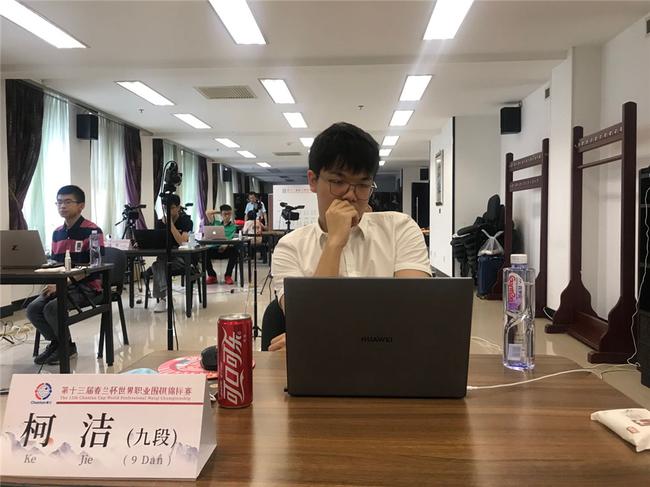 柯洁带着可乐出战