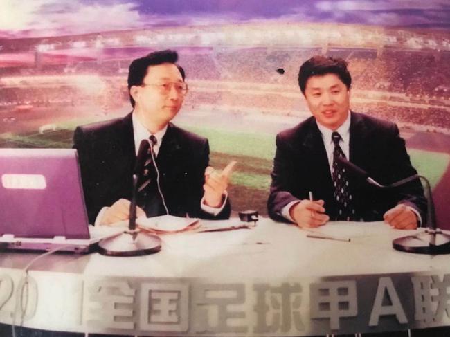 吴金祥(右)解说2001全国足球甲A联赛