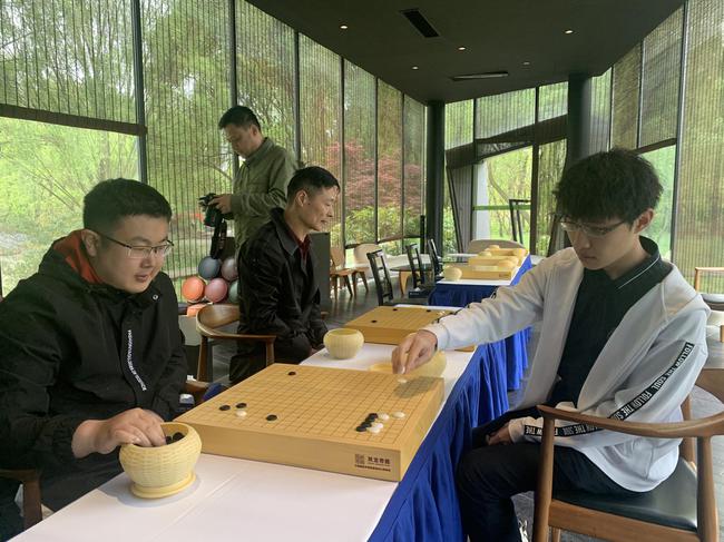 连笑指导当地棋迷