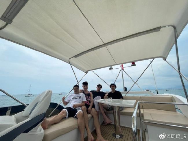 周琦晒与阿尔斯兰阿不都三亚游玩照:休息片刻