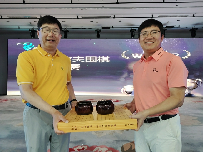 高围联创始人朱小军先向2021高尔夫围棋秋季公开赛东道主威海山东大屋集团拉漫酒庄董事长翟佳禹先生赠送高档棋具。