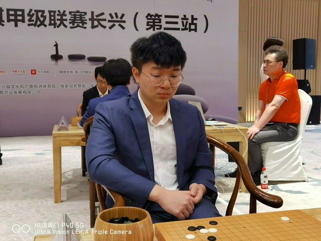 杨鼎新不敌胡钰函