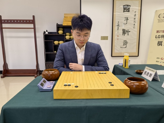 杨鼎新与丁浩一起献上令棋迷大饱眼福的对局