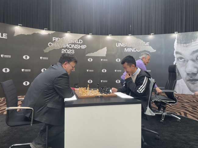 丁立人和国际棋联官员、国际特级大师苏托夫斯基对弈几步
