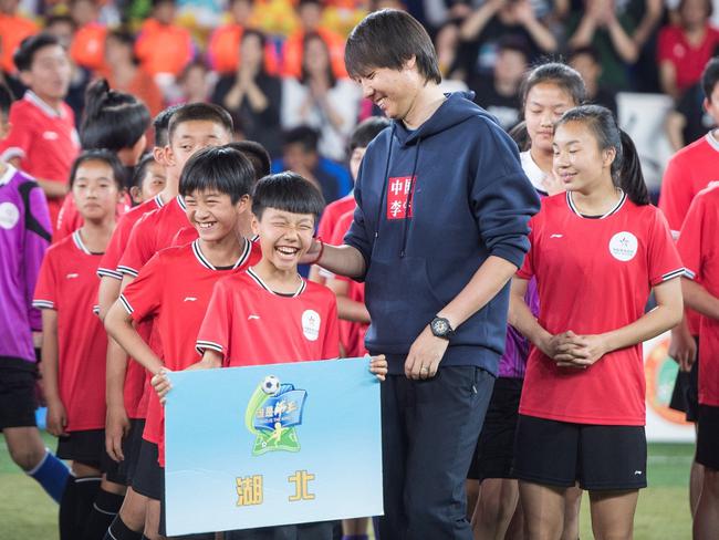 曼城青训教练亮相《谁是球王》 李铁独到点评