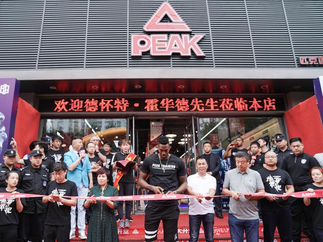 霍华德为新店揭幕