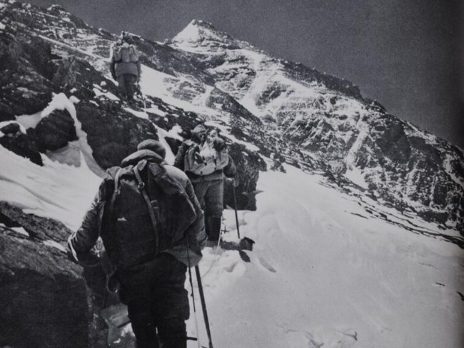 1960年5月25日，马晓晴微博中国登山队的王富洲，屈银华，贡布3名队员登顶珠峰，创造了人类首次从北坡登顶珠峰的历史。图为队员行进在海拔8000米的岩石雪坡上。