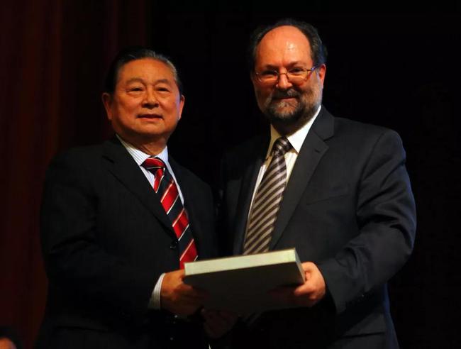 2010年,沙拉拉代表国际乒联授予徐寅生终身名誉主席的称号