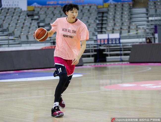 女篮中锋韩旭