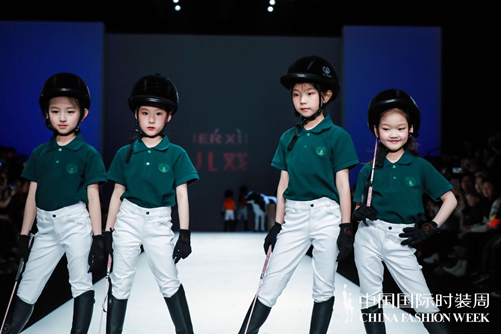 中国国际时装周上的“小骑士们”