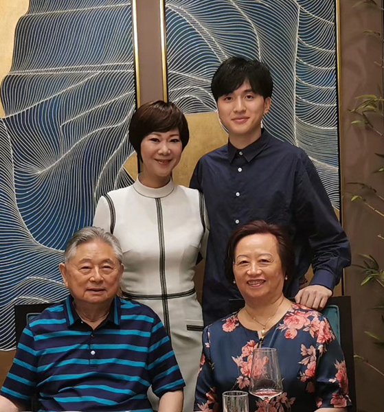 曹燕華和兒子同徐寅生夫婦 受訪人供圖