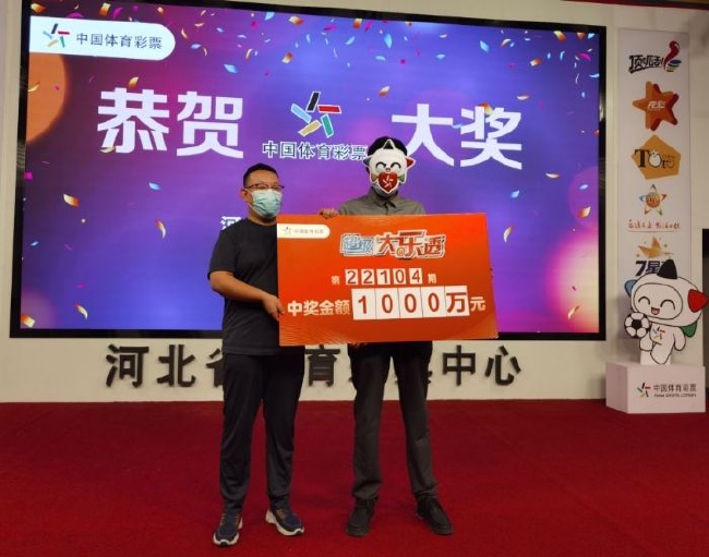 河北省体育局法规安监处高欢(左)为大奖得主颁奖