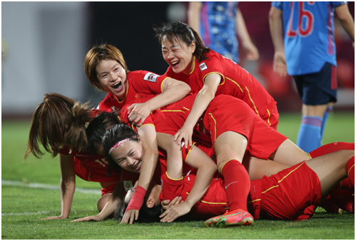 中国女足球员庆祝进球