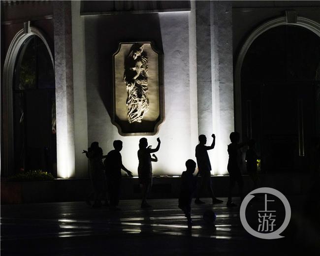 高温难挡广场舞大妈们的热情