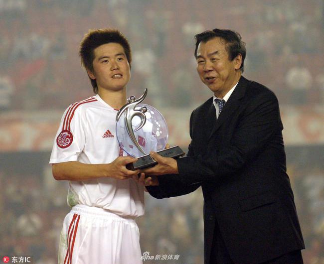 重视!肇俊哲现身国足训练场 足协多位高层探班