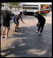 【影片】號稱單挑打爆喬神的球爹水平到底怎麼樣?晃飛對手還能把球投偏!-黑特籃球-NBA新聞影音圖片分享社區
