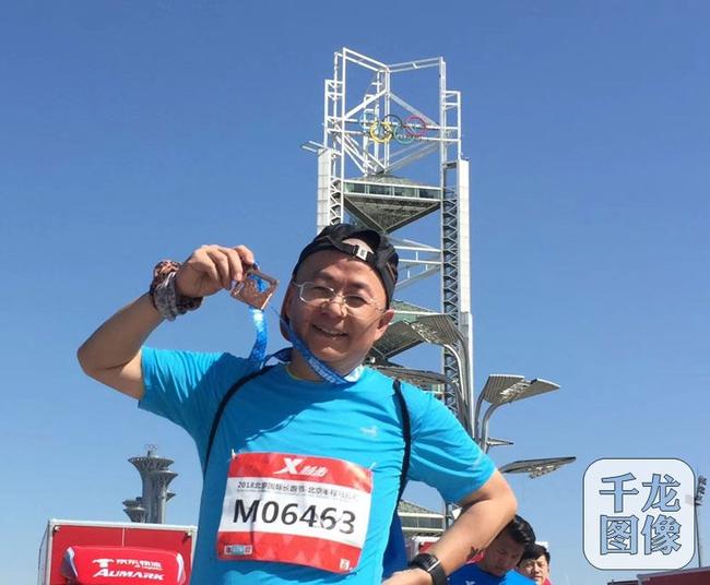 4月15日，汪涌再次完成北京国际长跑节半程马拉松比赛。图为赛后展示完赛奖牌。
