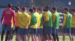 武磊跟他的队友，一起为埃尔南-佩雷斯庆生