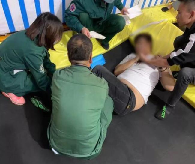10月12日，240斤的蔡鹏因为学直播平台上很火的跳蹦床动作，不慎造成膝盖髌骨脱位。
