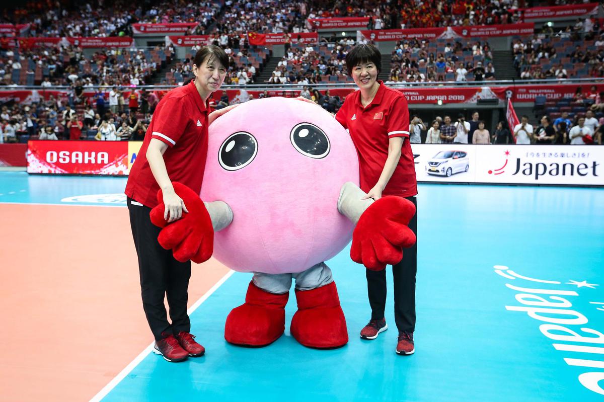 ChinaheadcoachLangPingandassistantcoachLaiYawensphotowithmascot