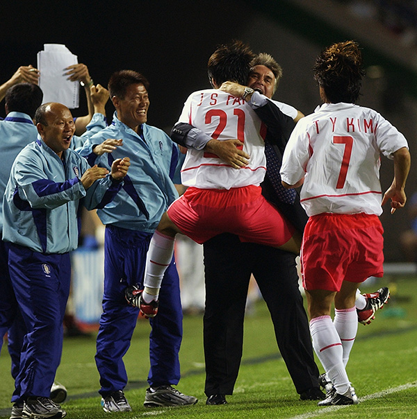 2002年，希丁克执教的韩国男足打入世界杯四强。本文图片 视觉中国