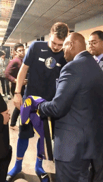 【影片】夢想成真!Doncic賽後守在湖人更衣室外 終於得到詹皇簽名球衣!-黑特籃球-NBA新聞影音圖片分享社區