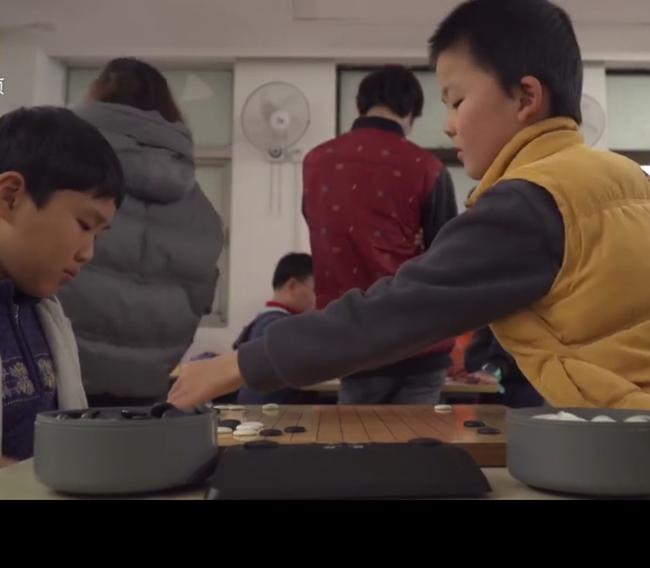 视频截图,Hans与小朋友对弈
