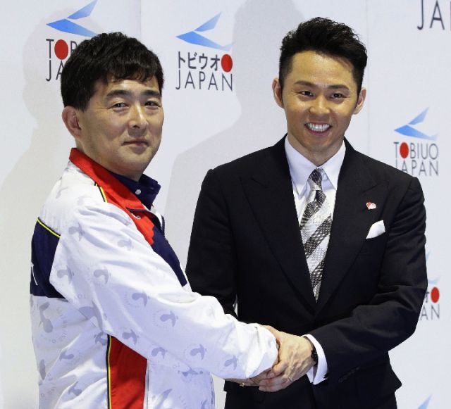 资料图:平井伯昌(左)与他的弟子北岛康介。