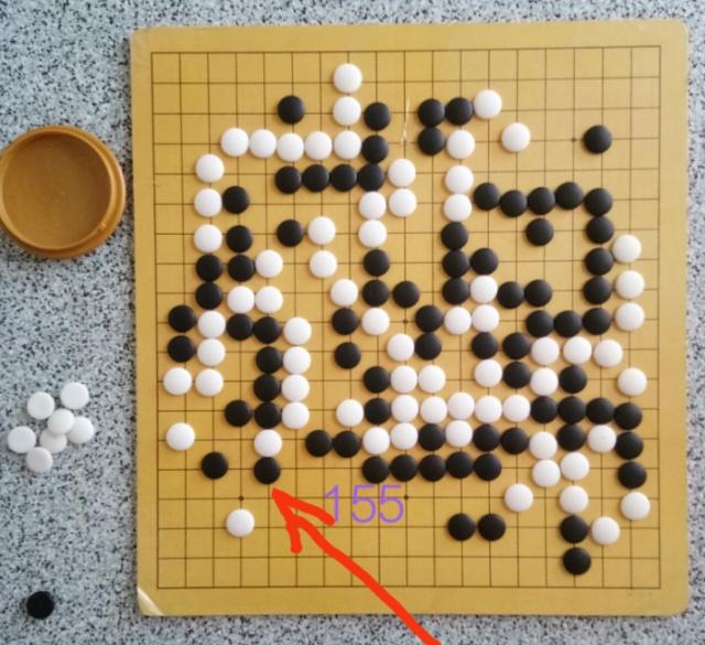 随后，黑棋连发强手下的点水不漏，至155，白棋两条大龙已死，除左上方一块棋之外全局白棋尽被杀朴廷桓无力在蹦跶，黯然投子认输。