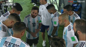 梅西在球员通道向队友喊话