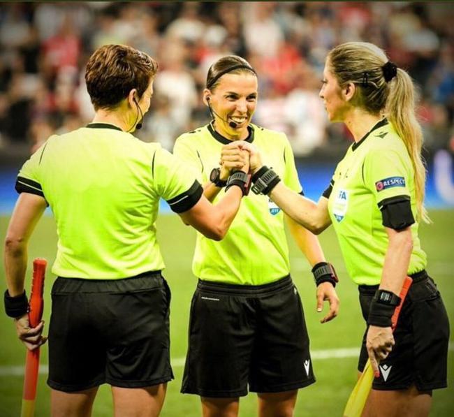 女性裁判组的男足决赛首秀表现引发争议